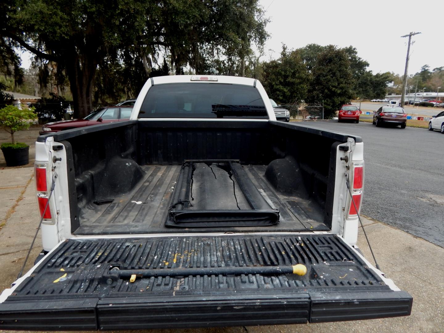 2012 White /Gray Ford F-150 (1FTFX1CT0CK) with an 3.7L 6 Cyl. engine, Automatic transmission, located at 3120 W Tennessee St, Tallahassee, FL, 32304-1002, (850) 575-6702, 30.458841, -84.349648 - Used Car Supermarket is proud to present you with this loaded immaculate 2012 Ford F150 Supercab with low miles. Used Car Supermarket prides itself in offering you the finest pre-owned vehicle in Tallahassee. Used Car Supermarket has been locally family owned and operated for over 48 years. Our F150 - Photo#4